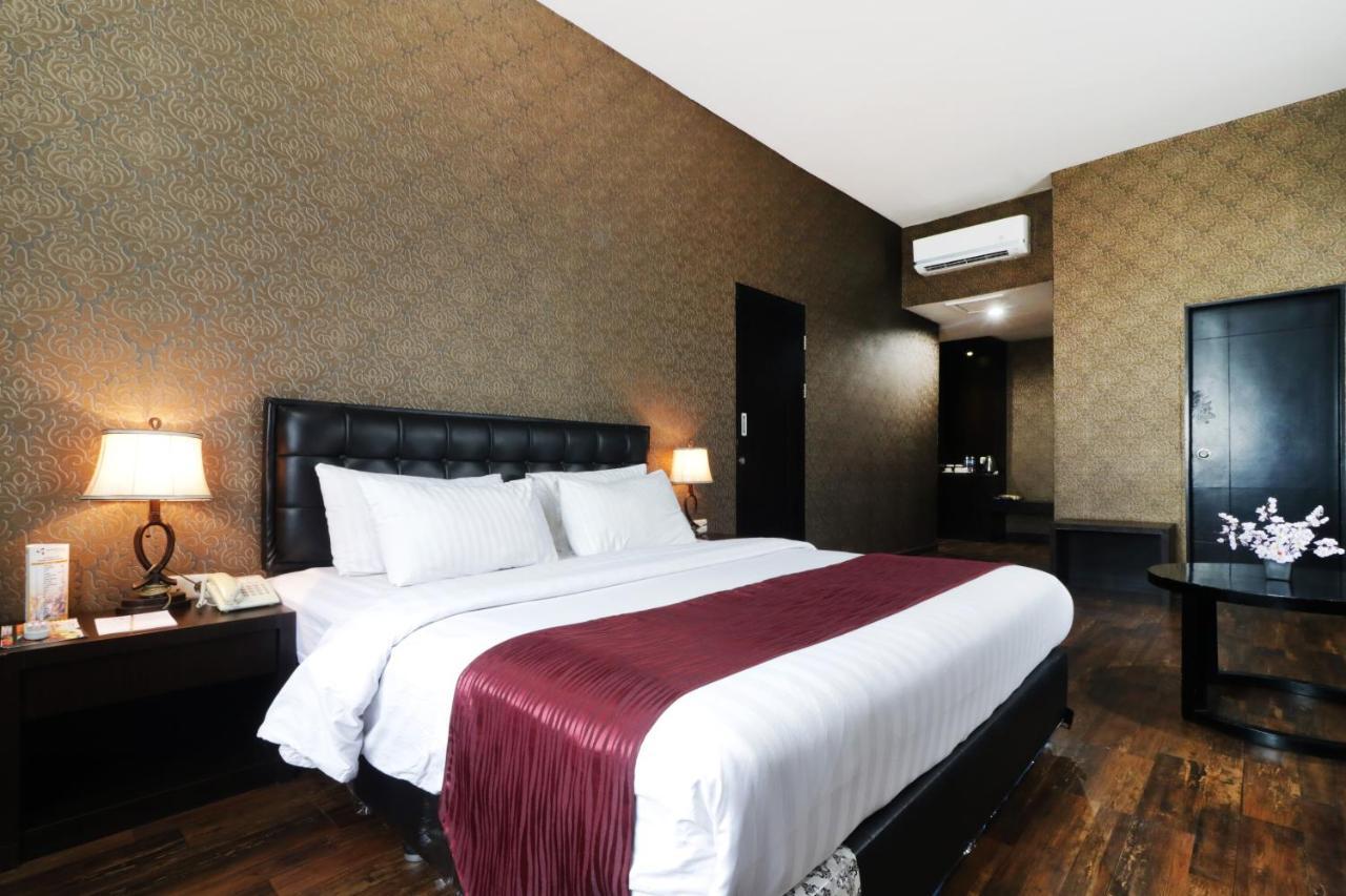 Grand Kanaya Hotel Медан Экстерьер фото