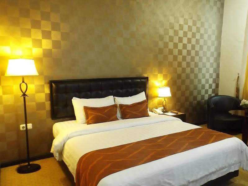 Grand Kanaya Hotel Медан Экстерьер фото