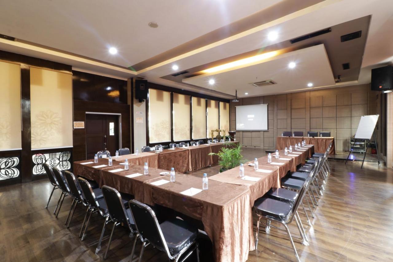 Grand Kanaya Hotel Медан Экстерьер фото