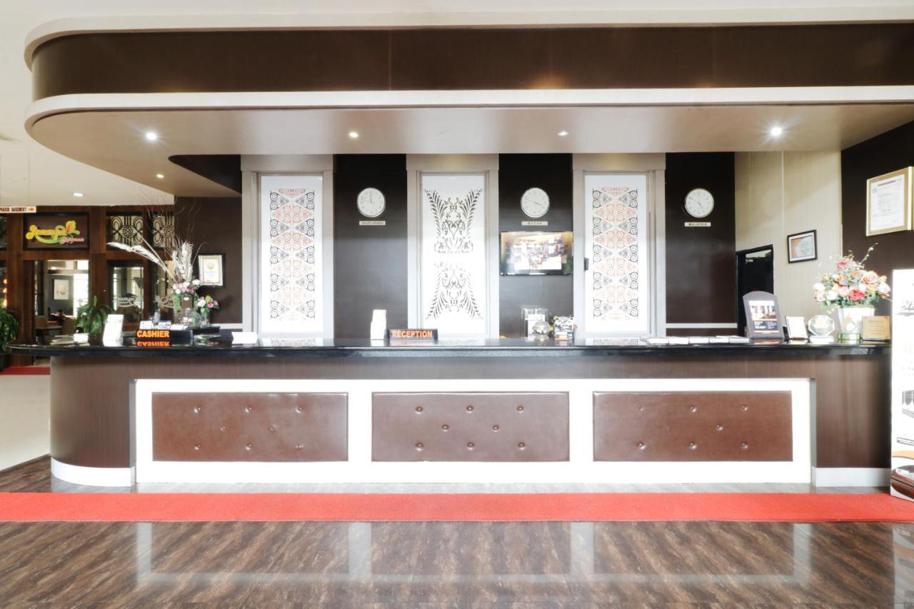 Grand Kanaya Hotel Медан Экстерьер фото