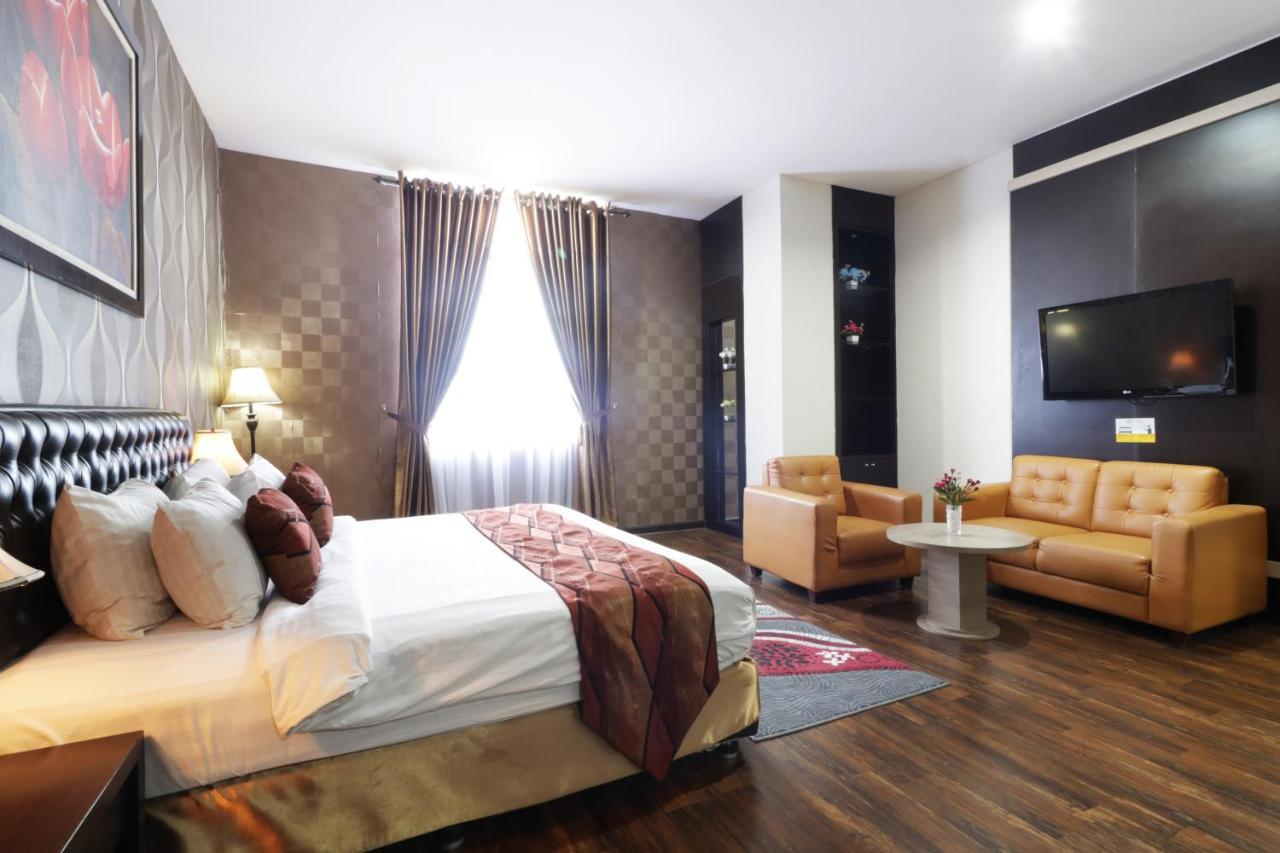 Grand Kanaya Hotel Медан Экстерьер фото