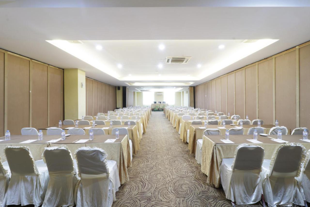 Grand Kanaya Hotel Медан Экстерьер фото
